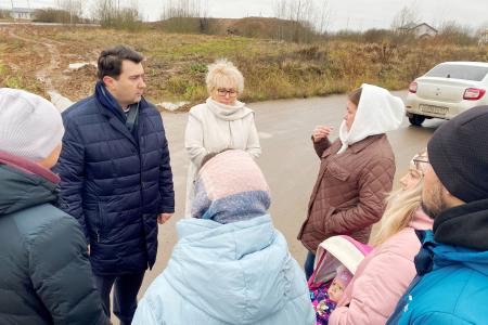 Олег Лебедев добился асфальтирования семи улиц Великого Новгорода и благоустройства микрорайона, где живут многодетные семьи и инвалиды