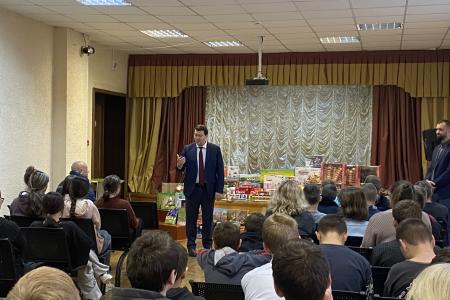 Олег Лебедев привез мед и подарки воспитанникам детского дома в деревню Подберезье Новгородской области