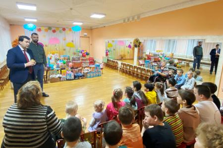 Олег Лебедев привез мед и гостинцы воспитанникам детского дома в Великом Новгороде