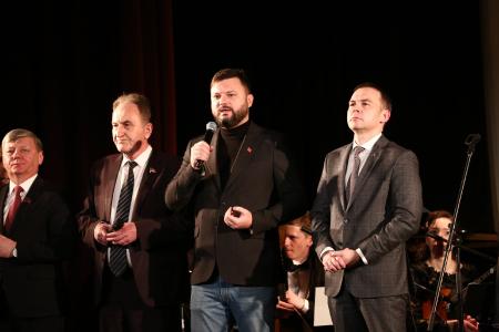 За Победу над нацизмом! По инициативе КПРФ в Москве состоялся вечер-концерт «Никем непобедимая»