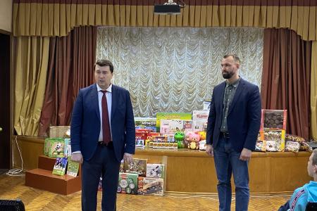 Олег Лебедев привез мед и подарки воспитанникам детского дома в деревню Подберезье Новгородской области