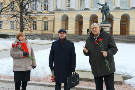 Санкт-Петербург. Помнить и применять на практике ленинские идеи!