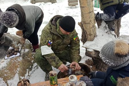 Забайкалье. Нерчинские коммунисты отправили на СВО флаг СССР