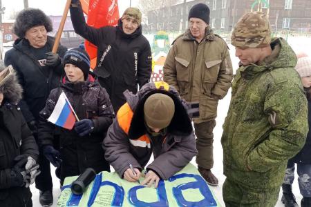 Забайкалье. Нерчинские коммунисты отправили на СВО флаг СССР