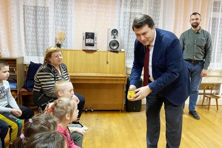 Олег Лебедев привез мед и гостинцы воспитанникам детского дома в Великом Новгороде