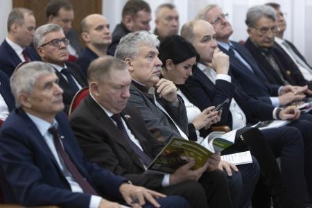 В.И.Кашин провел парламентские слушания на тему: «Развитие кадрового потенциала агропромышленного комплекса: законодательные основы, роль государства и бизнеса»