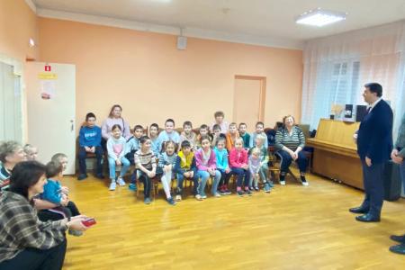 Олег Лебедев привез мед и гостинцы воспитанникам детского дома в Великом Новгороде