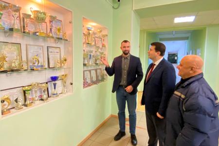 Олег Лебедев привез мед и подарки воспитанникам детского дома в деревню Подберезье Новгородской области