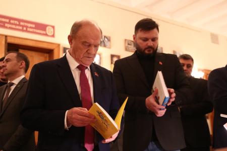 За Победу над нацизмом! По инициативе КПРФ в Москве состоялся вечер-концерт «Никем непобедимая»