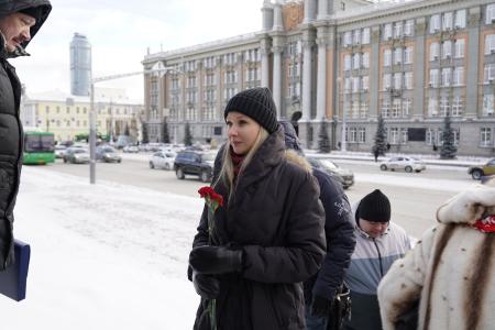 Свердловские коммунисты возложили цветы к памятнику Ленину