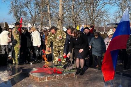 Коммунисты Ставрополья открыли памятную доску труженикам тыла, детям войны, солдатским вдовам 1941-1945