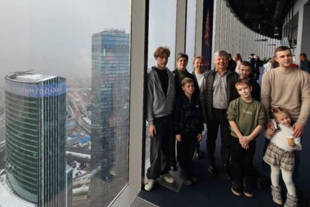 Дмитрий Новиков организовал новогоднюю поездку амурских ребят в Москву