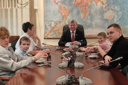Дмитрий Новиков организовал новогоднюю поездку амурских ребят в Москву