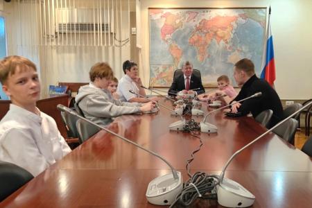 Дмитрий Новиков организовал новогоднюю поездку амурских ребят в Москву