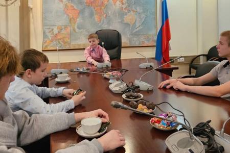 Дмитрий Новиков организовал новогоднюю поездку амурских ребят в Москву