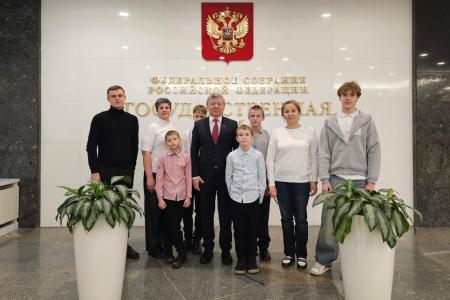 Дмитрий Новиков организовал новогоднюю поездку амурских ребят в Москву