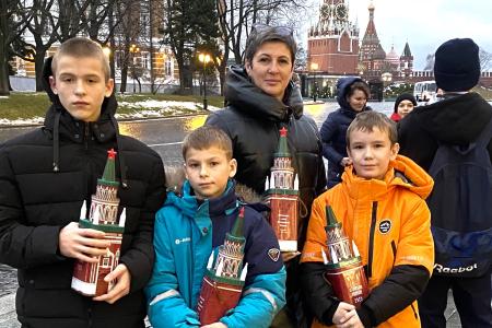 Дмитрий Новиков организовал новогоднюю поездку амурских ребят в Москву