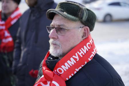 Свердловские коммунисты возложили цветы к памятнику Ленину