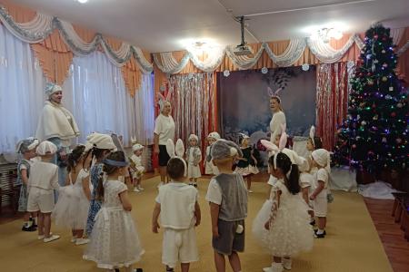 Дед Мороз и Снегурочка от КПРФ поздравили маленьких калужан с праздником