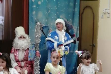 Дед Мороз и Снегурочка от КПРФ поздравили маленьких калужан с праздником