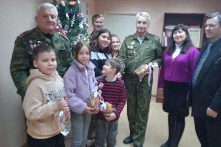 Рязанский Союз советских офицеров подарил детям новогодний праздник