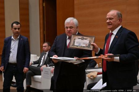 К.К. Тайсаев вручил Председателю ЦК КПРФ Г.А. Зюганову гостинцы от А.А. Алаудинова за помощь бойцам СВО
