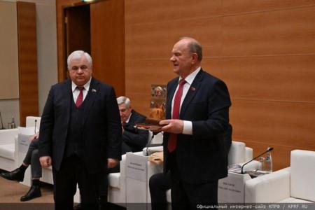 К.К. Тайсаев вручил Председателю ЦК КПРФ Г.А. Зюганову гостинцы от А.А. Алаудинова за помощь бойцам СВО