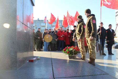 В Луганске почтили память основателя СССР Владимира Ильича Ленина