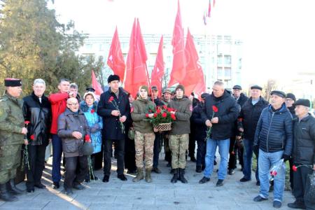 В Луганске почтили память основателя СССР Владимира Ильича Ленина
