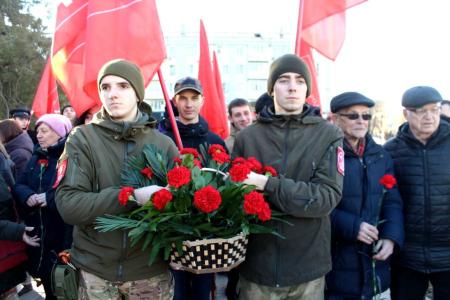 В Луганске почтили память основателя СССР Владимира Ильича Ленина
