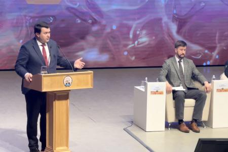 Олег Лебедев передал слова приветствия от Г.А. Зюганова участникам конгресса «Апиглобал»