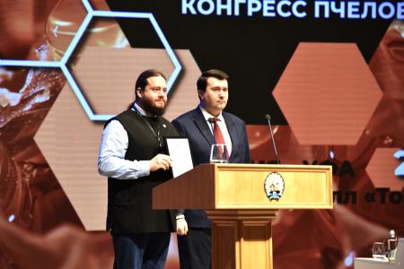 Олег Лебедев передал слова приветствия от Г.А. Зюганова участникам конгресса «Апиглобал»