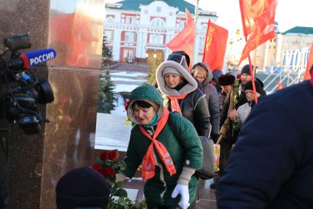 Мордовия. В Саранске возложили цветы к памятнику Ленину