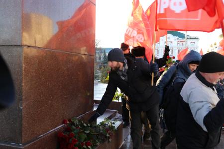 Мордовия. В Саранске возложили цветы к памятнику Ленину