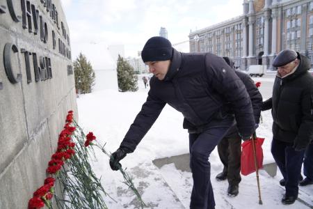 Свердловские коммунисты возложили цветы к памятнику Ленину