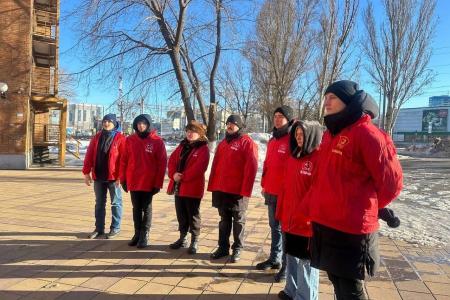 Самарские коммунисты и комсомольцы возложили цветы к памятнику легендарного конструктора Сергея Королева