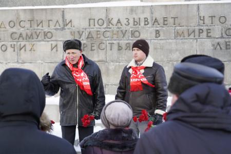Свердловские коммунисты возложили цветы к памятнику Ленину