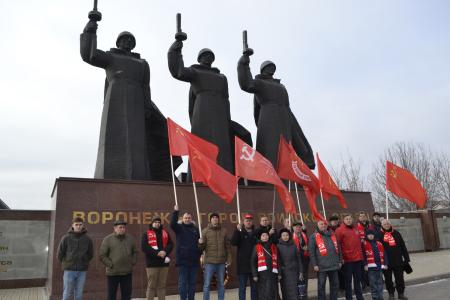 В Воронеже КПРФ провела автопробег, посвящённый 82-й годовщине освобождения города от немецко-фашистских захватчиков