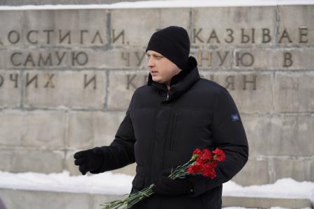 Свердловские коммунисты возложили цветы к памятнику Ленину