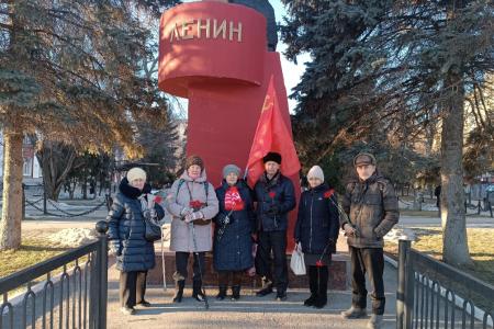 Саратов. Бессмертное имя Ленина всегда будет жить в сердцах нашего народа и всего прогрессивного человечества!