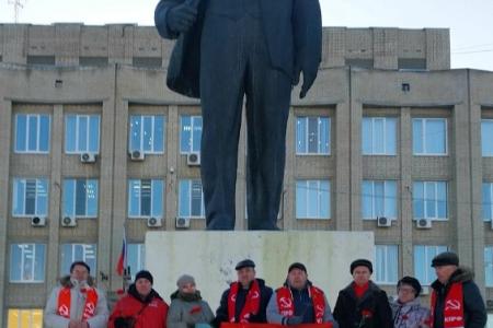 Саратов. Бессмертное имя Ленина всегда будет жить в сердцах нашего народа и всего прогрессивного человечества!