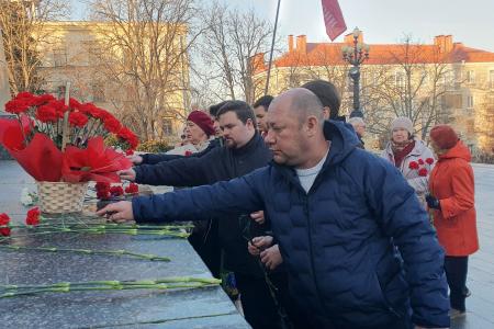 Севастопольские коммунисты, комсомольцы и общественники почтили память Владимира Ильича Ленина в Севастополе