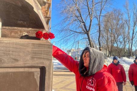 Самарские коммунисты и комсомольцы возложили цветы к памятнику легендарного конструктора Сергея Королева