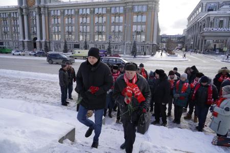 Свердловские коммунисты возложили цветы к памятнику Ленину