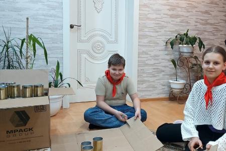 Красноярский край. Пионеры при поддержке КПРФ смастерили окопные свечи для участников СВО