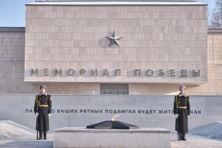 В Красноярске коммунисты и комсомольцы возложили цветы к Вечному огню