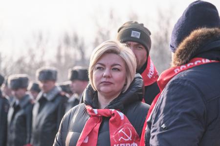 В Красноярске коммунисты и комсомольцы возложили цветы к Вечному огню