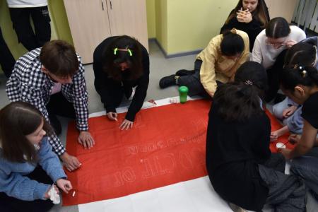 Красноярские комсомольцы провели патриотический урок «Знамя нашей Победы»