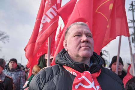 В Красноярске коммунисты и комсомольцы возложили цветы к Вечному огню