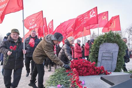 В Красноярске коммунисты и комсомольцы возложили цветы к Вечному огню